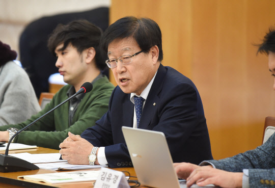 29일 서울 삼성동 트레이드타워 대회의실에서 열린 제54회 무역의 날 기념 출입기자단 간담회에서 김영주 한국무역협회 회장이 내년 무역 전망에 대해 설명하고 있다.    무역협회 제공